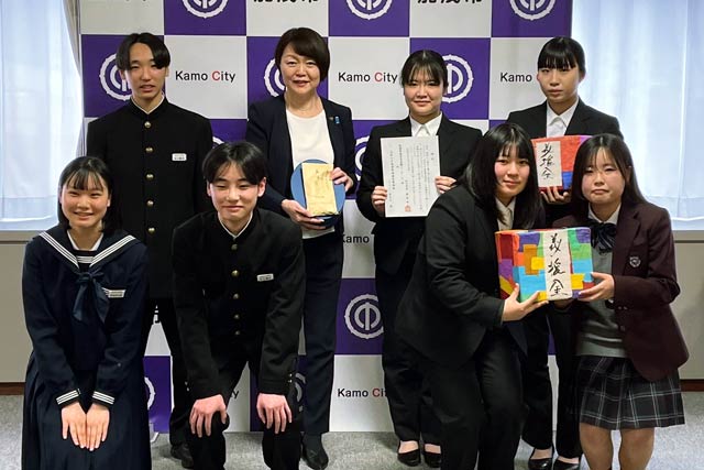加茂市長に義援金を届けた加茂中と加茂暁星高の生徒