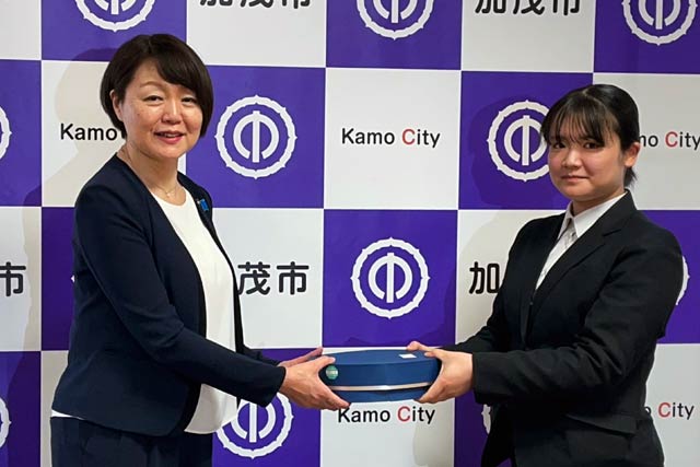 藤田市長に義援金を手渡す