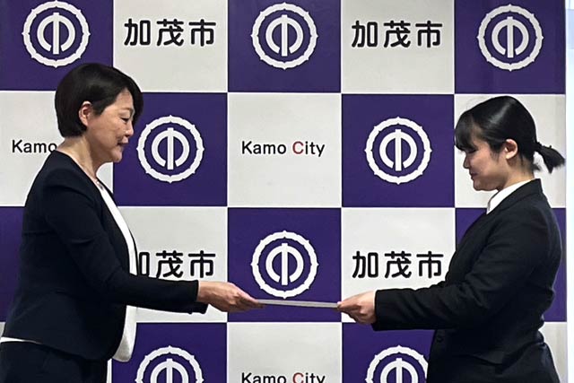 藤田市長から感謝状を受け取る