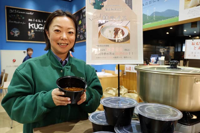 「道の駅 国上」の新駅長の林駅長と「林ライス」