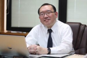 弥彦の副村長に就いた県職の三上晴由貴氏は「自然体で」