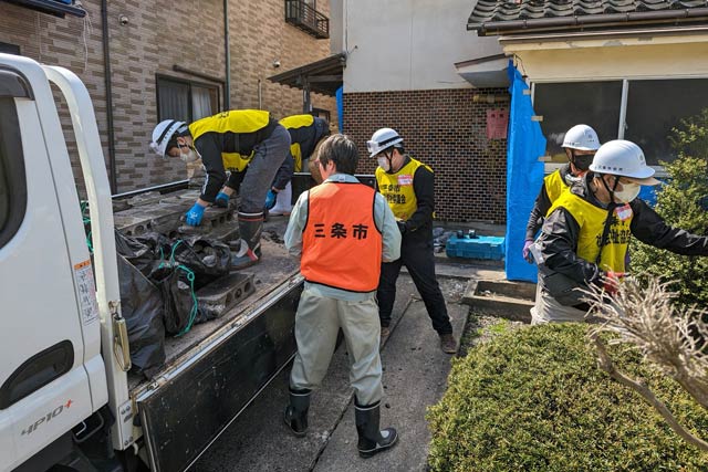 ブロック塀の撤去などの活動を行う三条市からのボランティア