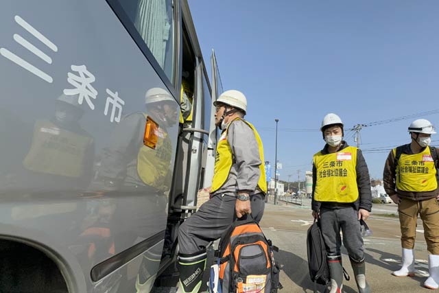ボランティアセンターからバスに乗って活動場所へ出発