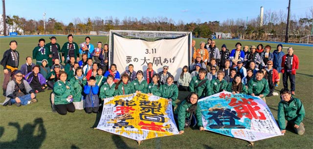 ことし3月11日に行われた「SONG OF THE EARTH 311」の「夢の大凧あげ」で能登高校書道部が書を書いた2枚の三条六角巻凧とともに参加した