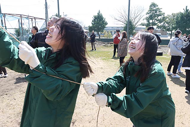 凧揚げにはしゃぐ書道部員