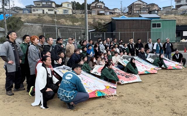 できあがった三条六角巻凧を前に参加者で記念写真