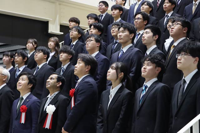 三条市立大学の入学式で記念撮影
