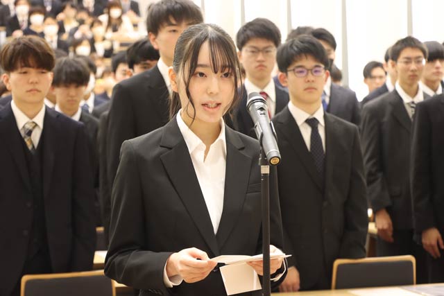 入学生代表の宣誓を行う霜鳥さん