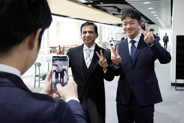 新入生のシャハリアル学長とのツーショットが人気でなぜか撮影役は滝沢市長