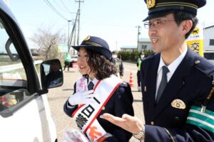 桜太夫が一日警察署長として春の交通安全運動と分水おいらん道中をPR