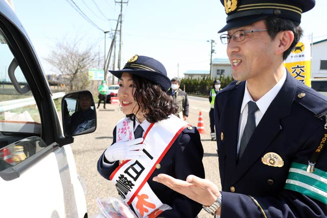 一日警察署長の桜太夫、秋和さんと水上燕署長