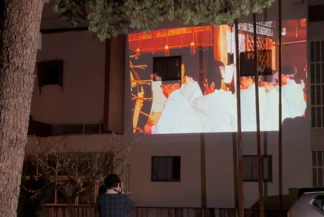 市民体育館の壁に青海神社の神楽舞などの動画などを投影
