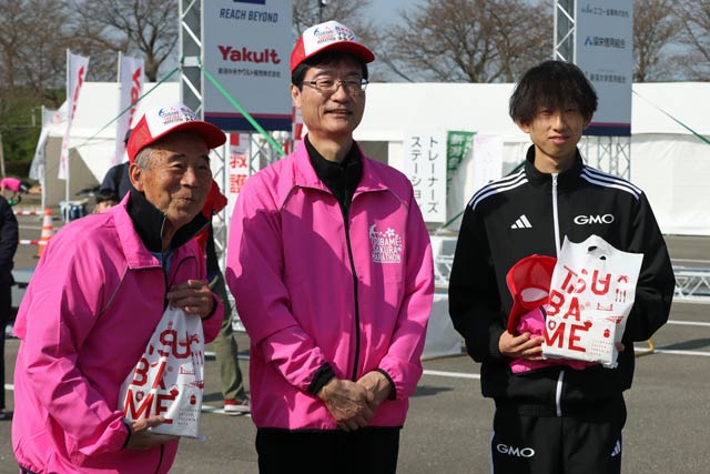 鈴木市長を囲んでオリンピアの宇佐美さんとオリンピアンが期待される岸本選手