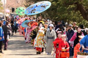 5年ぶりに屋外開催のおいらん道中 3太夫が1.6万人を魅了