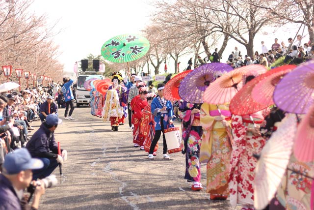 花は咲いていなくても膨らんだつぼみでうっすら赤くなった桜の枝