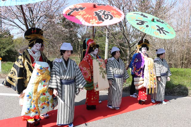 桜土手の出発前の左から信濃太夫、桜太夫、分水太夫