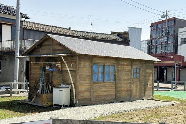 一ノ木戸商店街共通駐車場わきに復元された「DIY部部室セット」