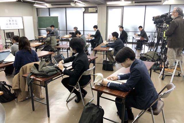 ふだんの記者会見より多くの報道関係者が出席