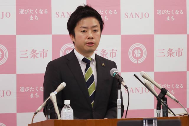 記者会見する滝沢氏