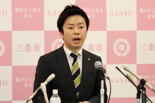 次期市長選立候補を表明した滝沢亮市長