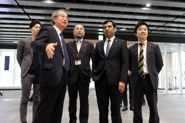 三条市立大学を視察する花角知事