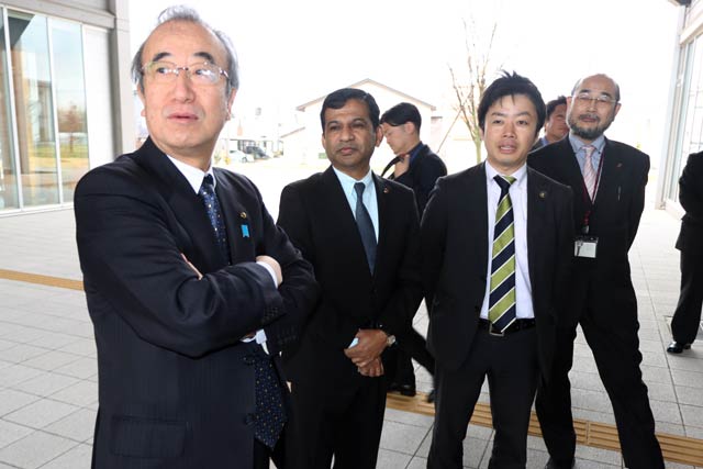 三条市立大学を視察する花角知事