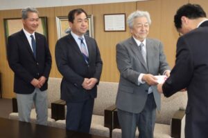 鈴木市長に寄付を手渡す日本金属ハウスウェア組合の池田理事長ら