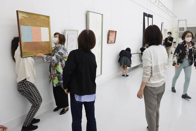 ー書創ー綺羅 書展開幕前日の展示作業