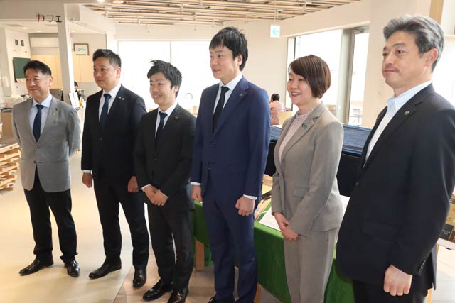 左から柳田佐久市長、宮橋小松市長、滝沢三条市長、角田高岡市長、藤田加茂市長、夏野射水市長