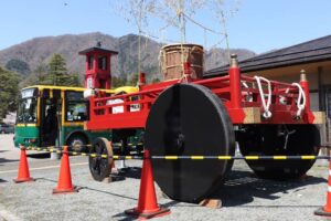 弥彦駅前に展示されている湯曳き車