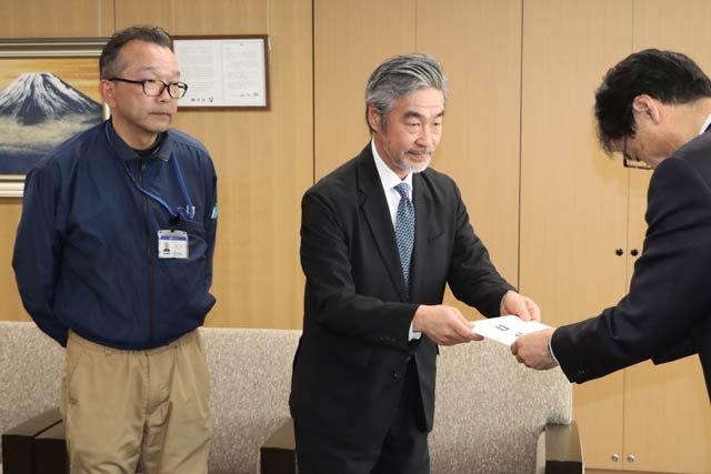 左から協同組合つばめ物流センターの鳥部副理事長、矢代理事長、鈴木燕市長