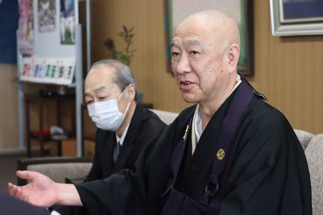 鈴木市長と歓談する幸田護持会長と藤田住職