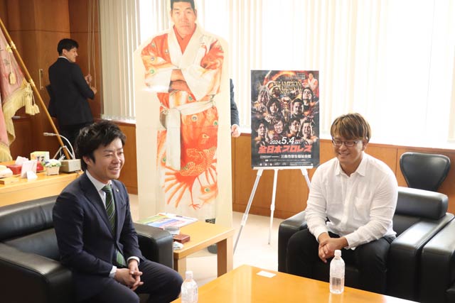 ジャイアント馬場さんの等身大パネルの前で歓談
