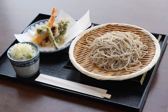 長岡市越路産そば粉を使い三条市の製麺機を使って打つ十割そば
