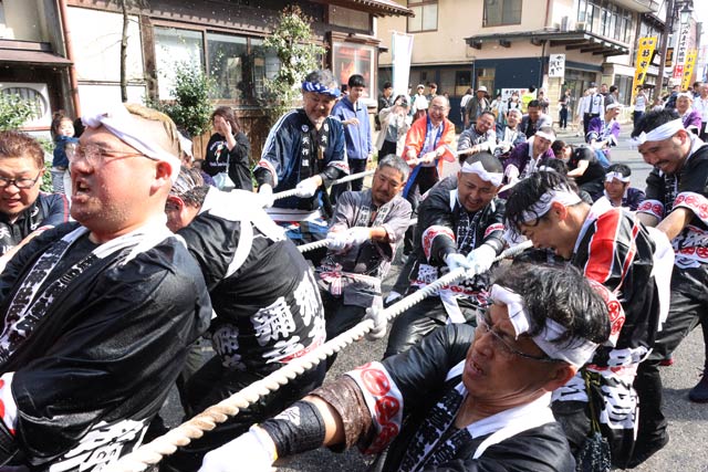湯曳き車を進行方向と逆に引く弥彦神社氏子青年会