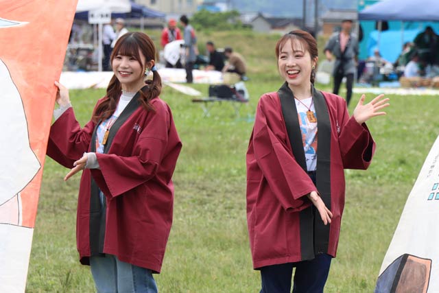 昨年の三条凧合戦に参加した稲垣さん(左)と高橋さん