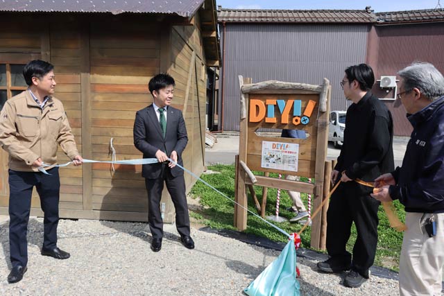 DIY部部施設セットのお披露目式で看板の除幕