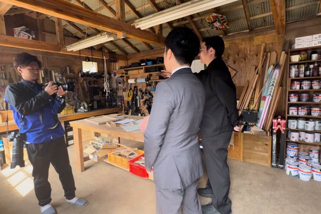 部室の内部を見学する滝沢市長と吉野監督