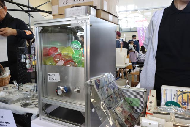 マルダイは金属製のガチャガチャ本体の市販にチャレンジ