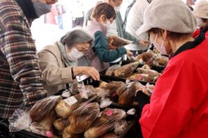 「たけのこまつり」で毎朝タケノコの販売
