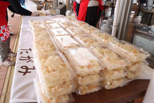JA中越田上支部女性部がタケノコご飯の販売