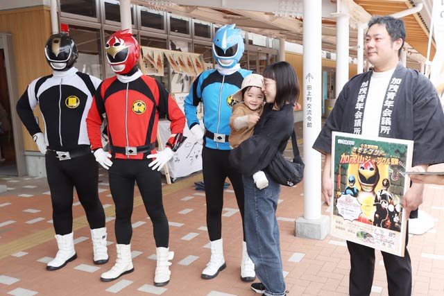 道の駅たがみで小京都戦隊カモレンジャーと西村理事長がPR