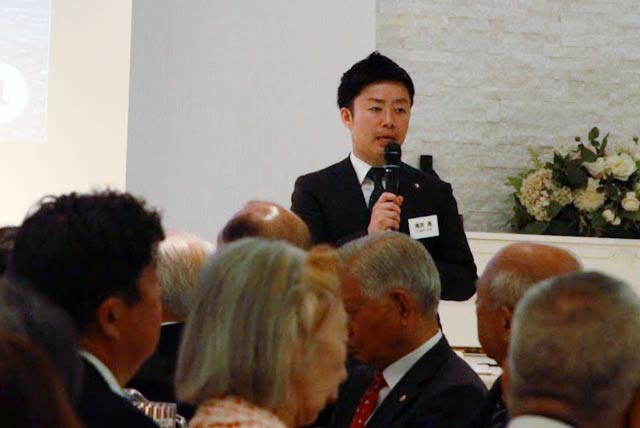 講演する滝沢市長