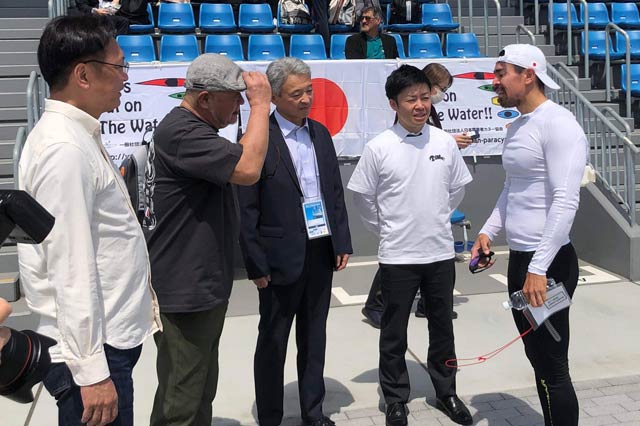 決勝のレース後、當銘選手と話す滝沢市長や国定衆院議員