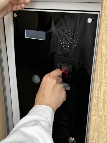 パネルに100円を投入するとロックが解除される