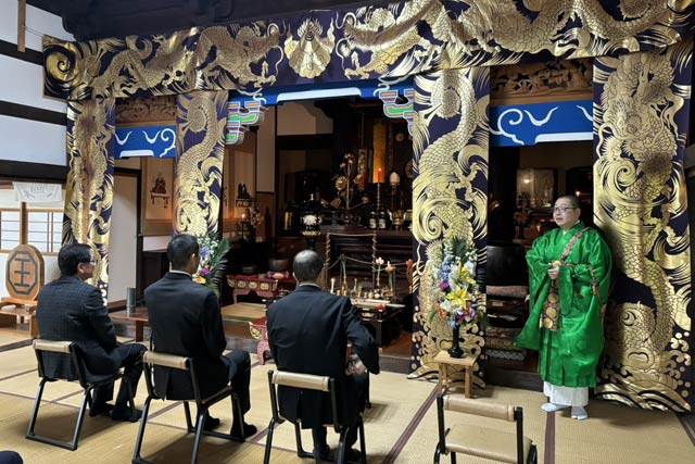 薬王寺で行われた粟ヶ岳の安全祈願※三条市提供写真