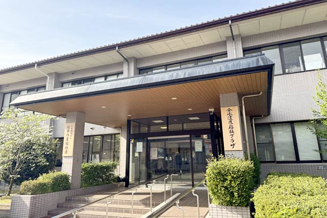 内部に「みんなの居場所～ふらっと～」を開設した「分水健康福祉プラザ」