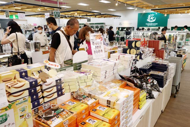 店内は大型連休らしいにぎわいに