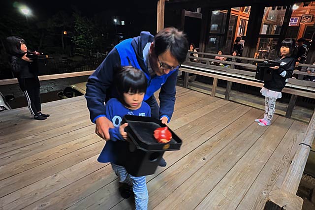 舞殿で神楽の練習をする稚児