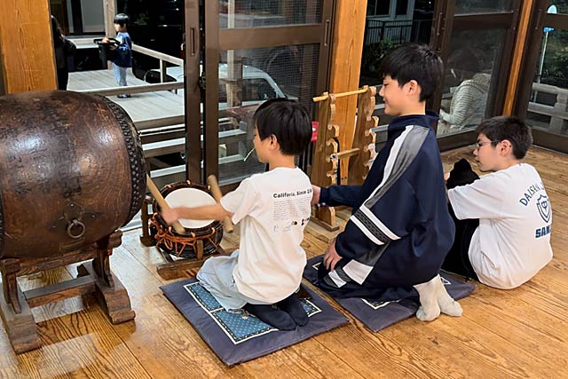 太鼓をたたく稚児
